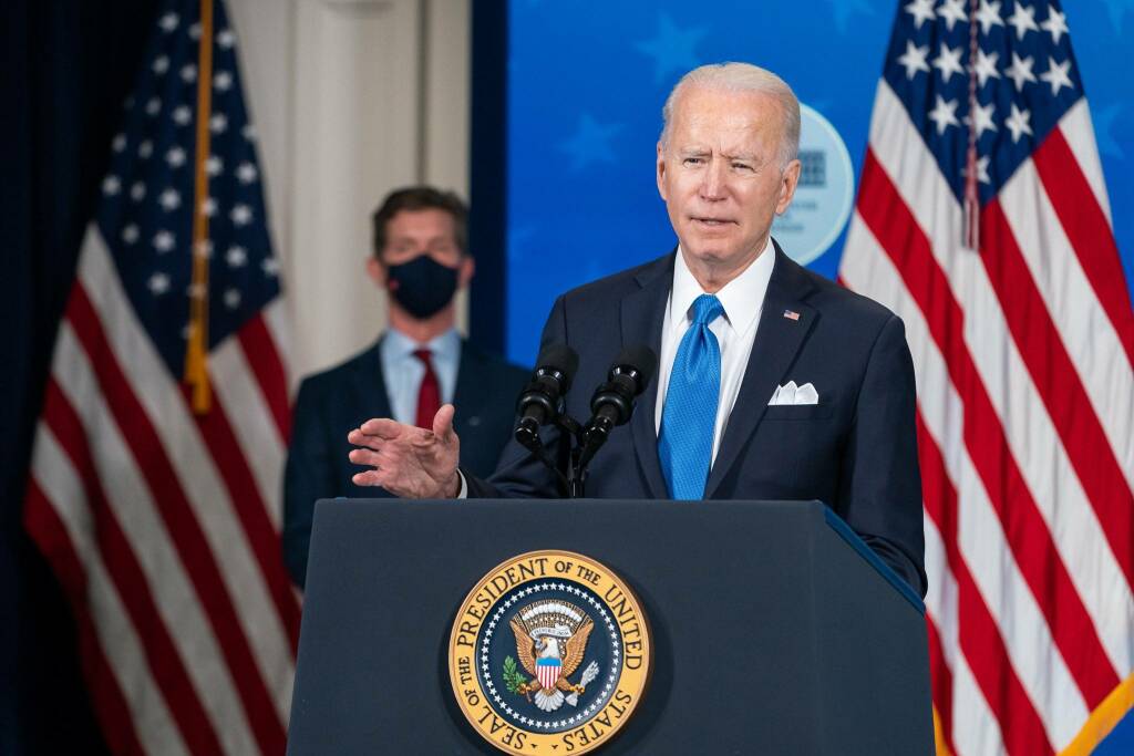 La gaffe di Biden (che non si accorge del microfono acceso): “Stupido figlio di put…” – VIDEO
