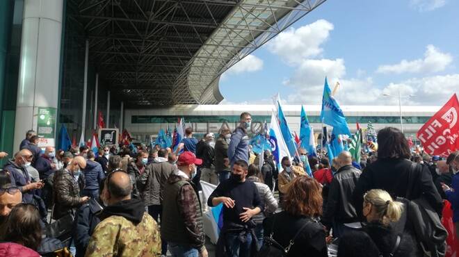 Crisi Alitalia, in centinaia all’aeroporto di Fiumicino per dire “no” ai licenziamenti