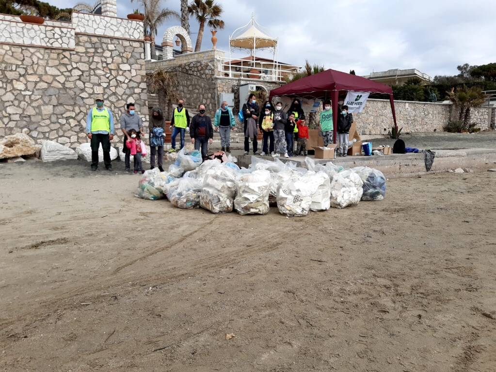 I volontari trovano una pistola durante la pulizia delle spiagge di Formia