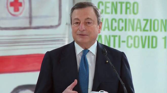 Covid-19, il premier Draghi visita il centro vaccinale dell’aeroporto di Fiumicino