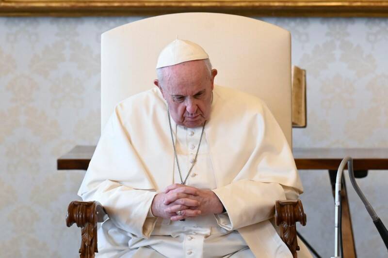 Il Papa bacchetta i fedeli: “Troppo spesso si prega come pappagalli”