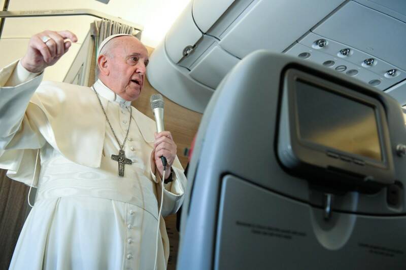 Migranti e dialogo con l’Islam: la conferenza in aereo di Papa Francesco di ritorno dall’Iraq