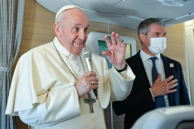 Migranti e dialogo con l’Islam: la conferenza in aereo di Papa Francesco di ritorno dall’Iraq