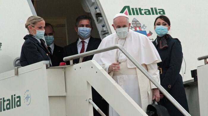 Il Papa all’aeroporto di Fiumicino dopo 15 mesi: in Iraq con un volo Alitalia Covid-free