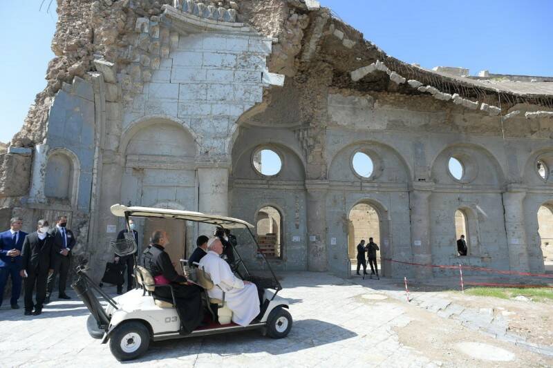 Il Papa a Mosul tra le macerie delle chiese distrutte dall’Isis: “Non è lecito uccidere in nome di Dio”
