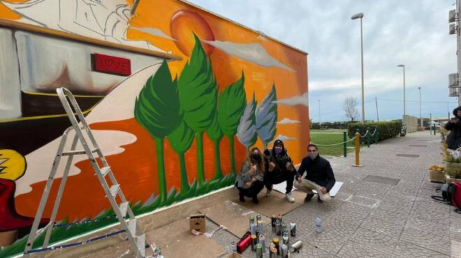 Pomezia, la street art invade la città: lavori in corso per il murale “Il Viaggio”