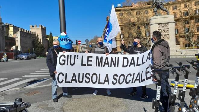 Roma, la protesta dei lavoratori di Viaggiare Informati: “Giù le mani dalla clausola sociale”