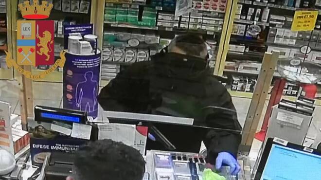 Roma, rapina una farmacia ma la pistola è… di plastica: nei guai un 43enne
