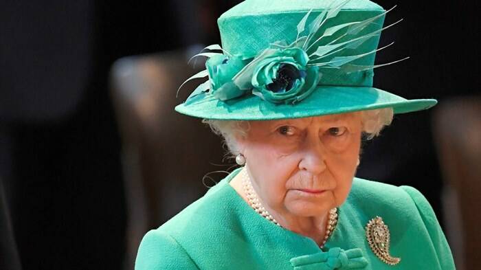 Problemi alla schiena: la Regina Elisabetta salta la cerimonia per i caduti britannici