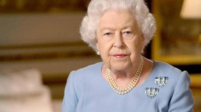 La regina Elisabetta positiva al Covid-19: “E’ sintomatica”