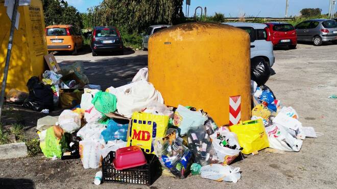 Le strade di Ardea sommerse dai rifiuti, FdI: “Presenteremo un esposto alla Asl”