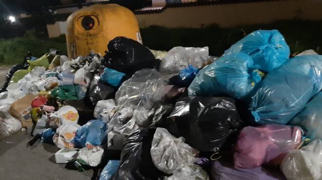 Le strade di Ardea sommerse dai rifiuti, FdI: “Presenteremo un esposto alla Asl”