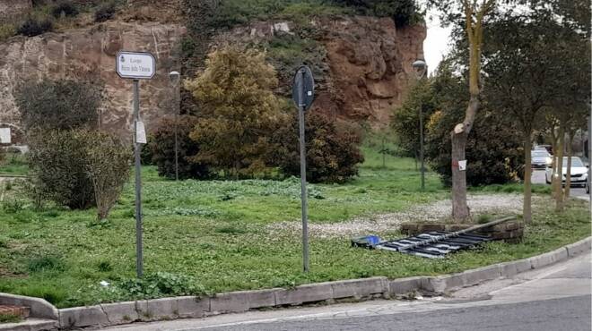 Ardea, il cartello di “benvenuto” sotto alla Rocca a terra da 30 giorni