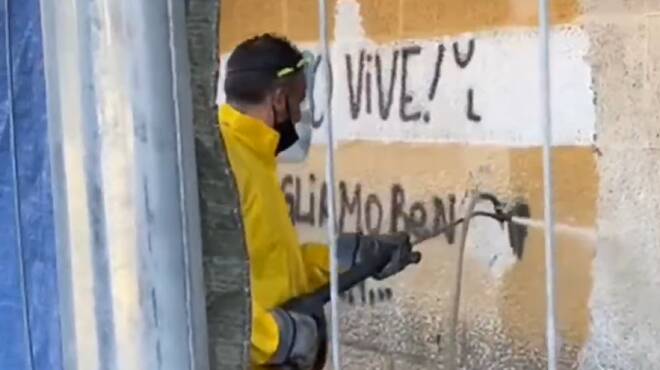 Ostia, rimosse le scritte sui muri della stazione di Lido Centro