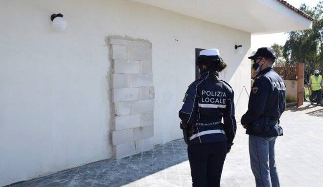 Latina, blitz della Polizia a Borgo San Michele: sgomberate le villette dei Di Silvio
