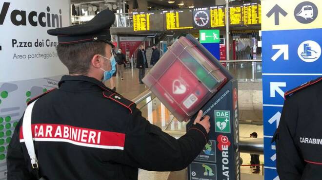 Roma, ruba un defibrillatore alla stazione Termini: arrestato