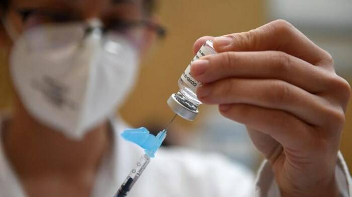 Covid, nel Lazio due giovani sposi sono i primi vaccinati in farmacia