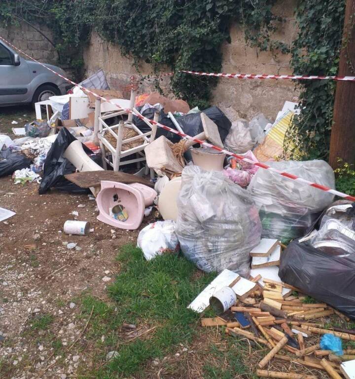 Gaeta, rifiuti abbandonati in strada: zozzoni denunciati e multati
