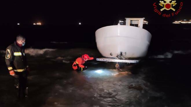 Barca fantasma alla deriva, cabinato di 7 metri recuperato a Civitavecchia