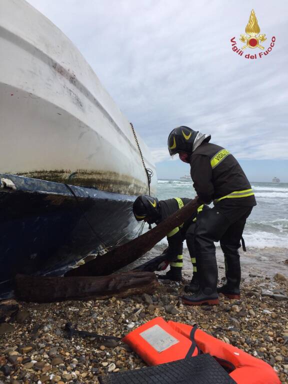 Messa in sicurezza la “barca fantasma” recuperata a Civitavecchia