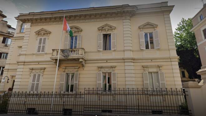 Roma, attacca l’ambasciata della Costa d’Avorio e aggredisce i poliziotti: arrestato