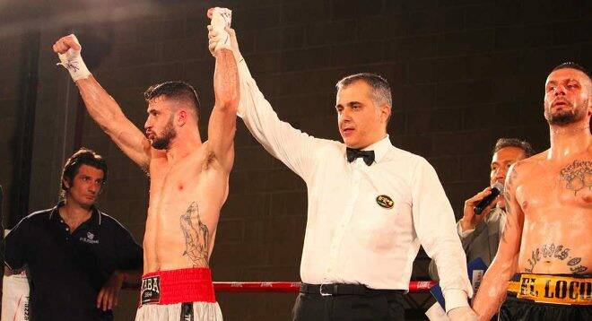 Boxe superleggeri, Kaba campione al quarto round