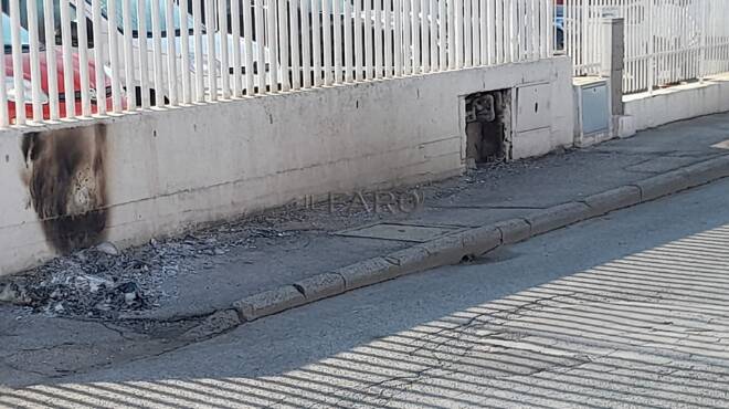 Ardea, mistero nella notte: per le strade spuntano cumuli di cenere