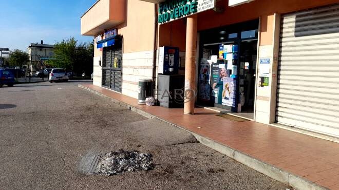 Ardea, mistero nella notte: per le strade spuntano cumuli di cenere