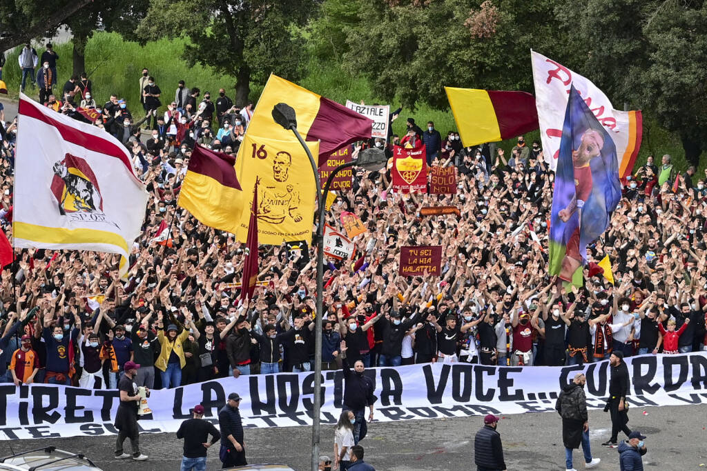Mille tifosi a Trigoria per caricare la Roma in vista della sfida col Manchester United – VIDEO
