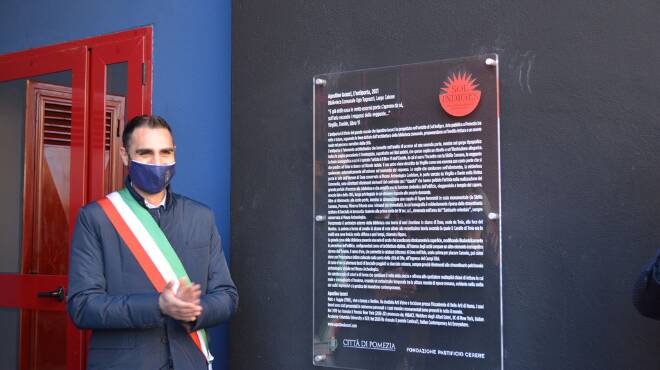 Pomezia, nuovo look per la biblioteca comunale: inaugurato il murale “L’Antiporta”