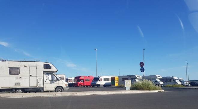 Ostia, la denuncia di un cittadino: “I camper hanno preso la residenza a piazza Sirio”