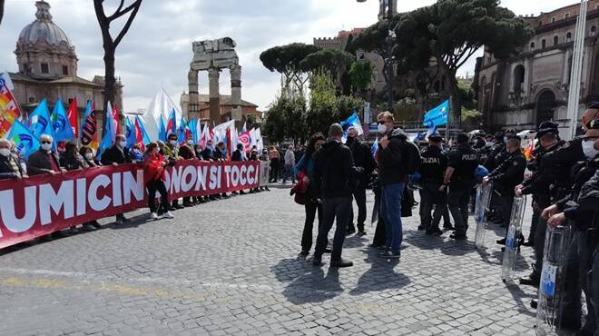 Alitalia, Raggi non riceve la giunta di Fiumicino, il Vicesindaco: “Vergogna!”