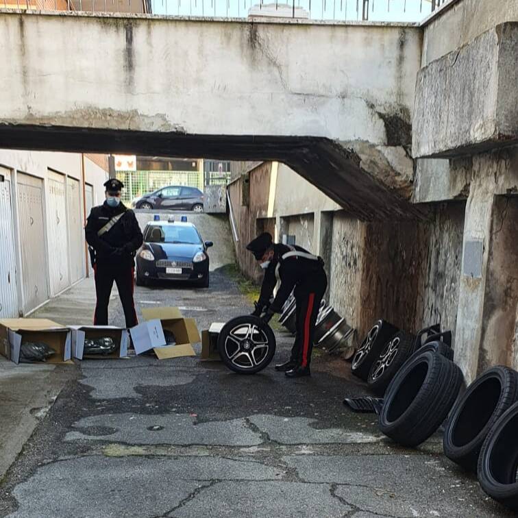 Ruba pneumatici e pezzi di carrozzeria dalle Smart parcheggiate: arrestato un giovane di Pomezia
