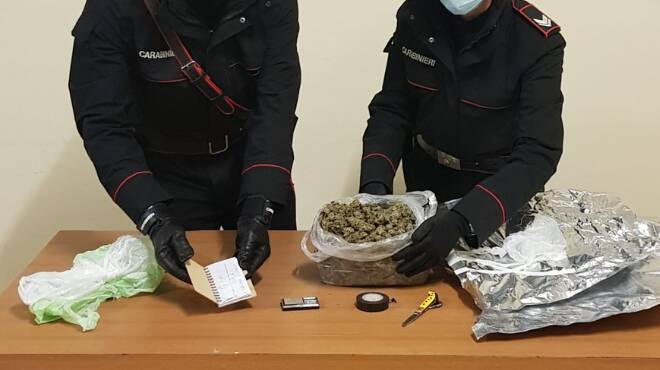 Torvaianica, sorpreso con 530 grammi di marijuana: pusher tradito dal viavai sotto casa