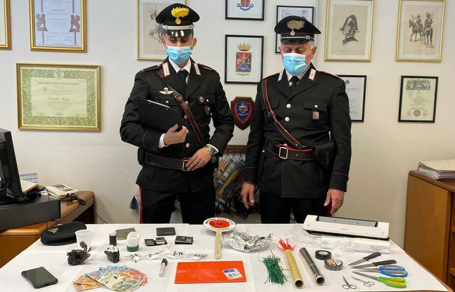 Sabaudia, l’andirivieni insospettisce i carabinieri: nascondeva cocaina in casa