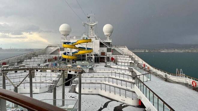 Grandine in mare al largo di Civitavecchia: le spettacolari foto dalla nave da crociera