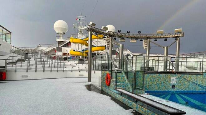 Grandine in mare al largo di Civitavecchia: le spettacolari foto dalla nave da crociera