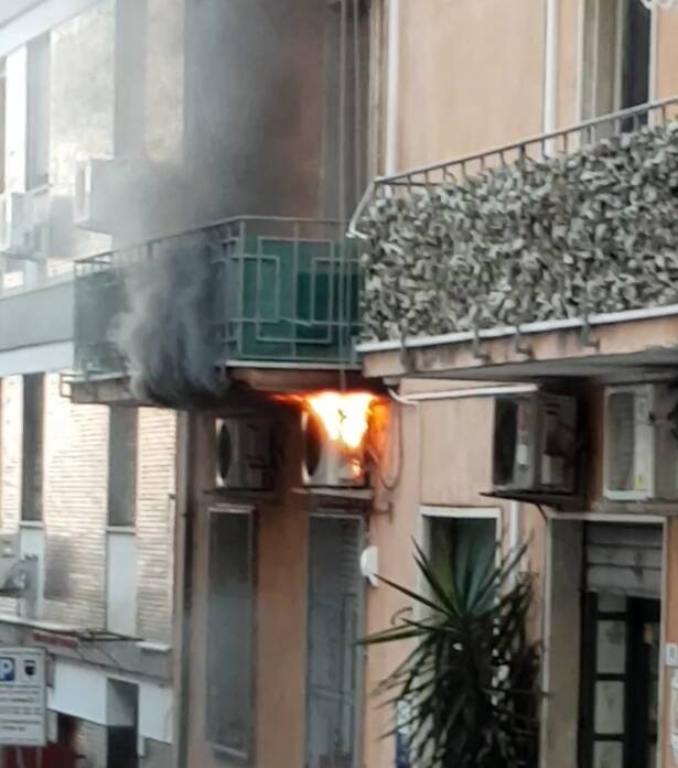 Formia, paura tra i residenti di via Costa: a fuoco un impianto di condizionamento
