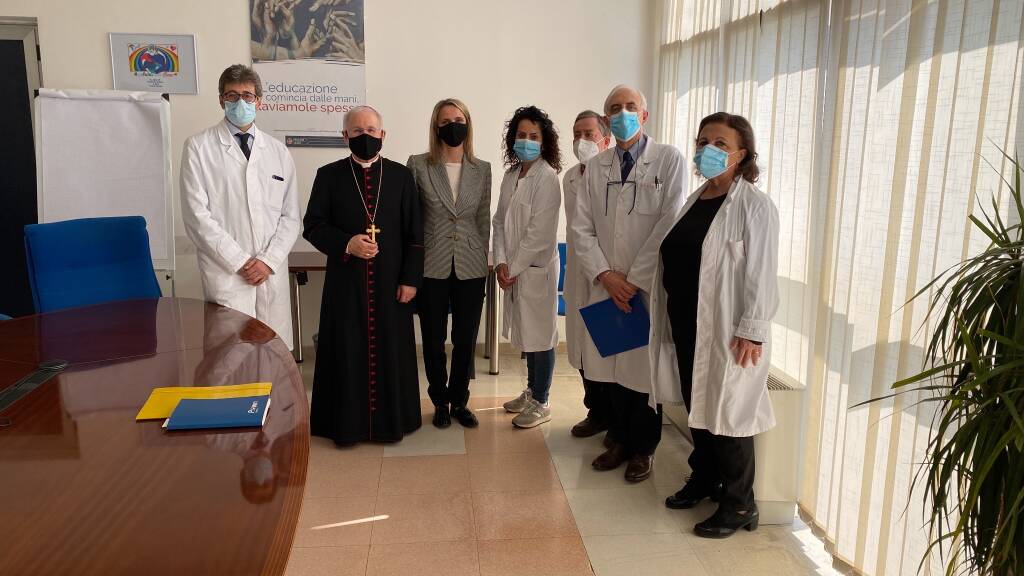 Latina, il vescovo Crociata in ospedale per gli auguri pasquali