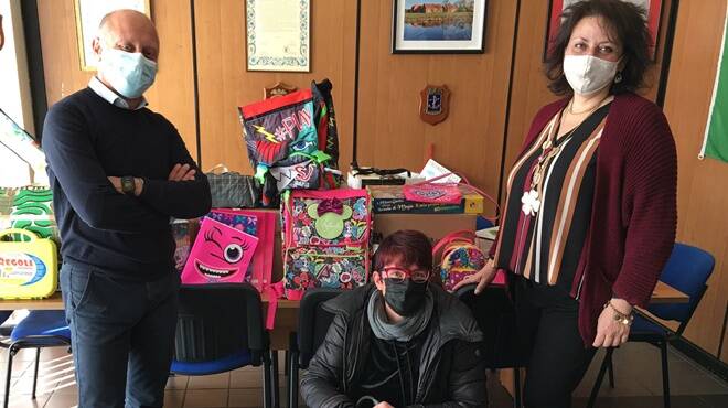 Zaini, quaderni e giochi: la donazione di Argo Ladispoli ai bambini bisognosi