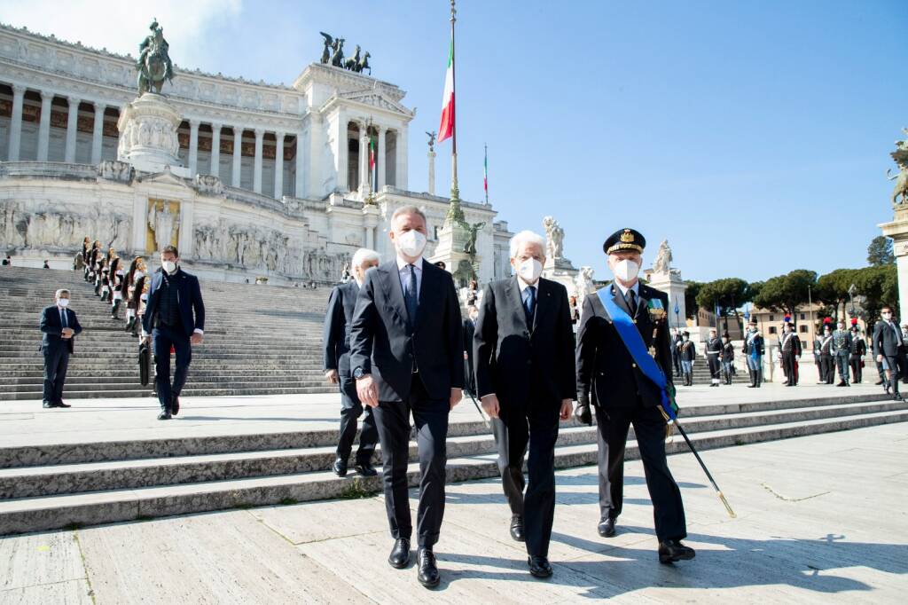 25 aprile: le Frecce Tricolori sorvolano Roma, Draghi e Mattarella all&#8217;Altare della Patria