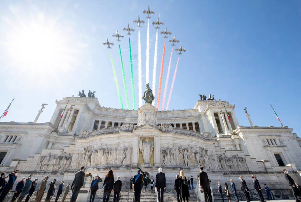 25 aprile: le Frecce Tricolori sorvolano Roma, Draghi e Mattarella all&#8217;Altare della Patria