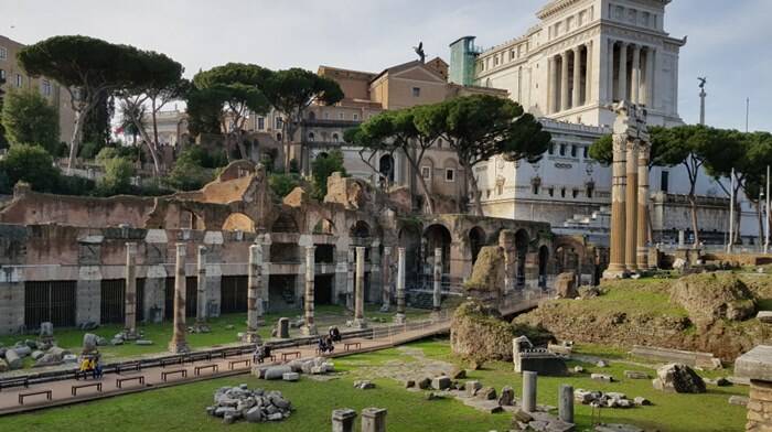 Roma. Tragedia sfiorata ai Fori Imperiali, turista tenta il suicidio: voleva lanciarsi tra le rovine