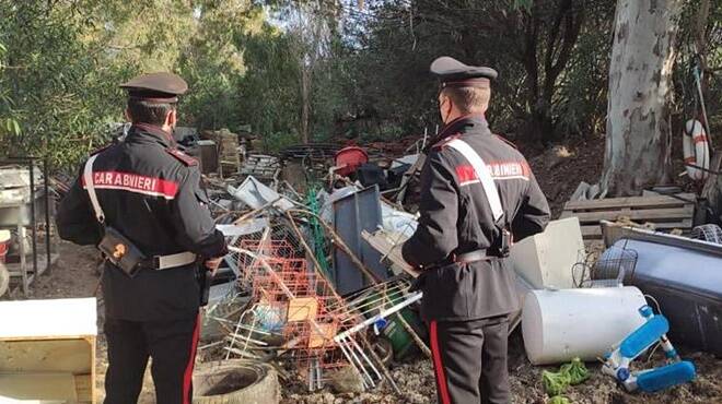 fuoco rifiuti plastica carabinieri santa severa