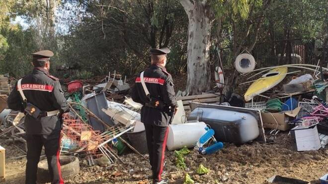 fuoco rifiuti plastica carabinieri santa severa