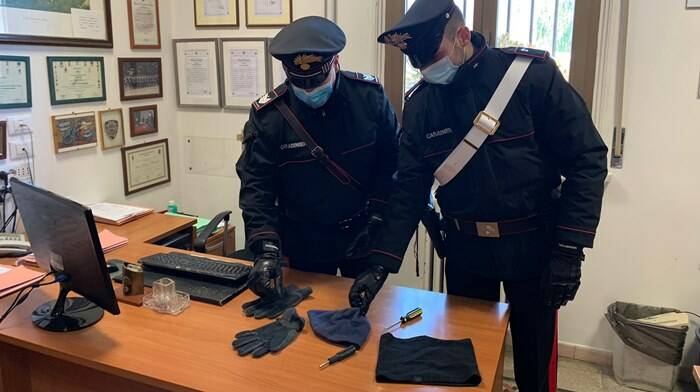 Civitavecchia, armato di cacciavite tenta di rubare dalla cassetta delle offerte: arrestato