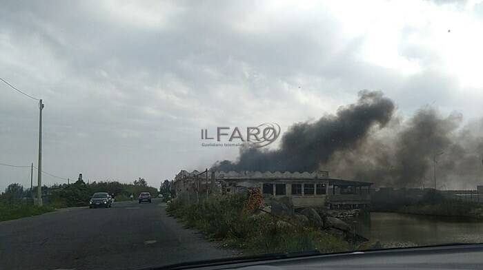 Fiumicino, ancora fiamme a “La Vecchia Scogliera”: bruciano sterpaglie e rifiuti