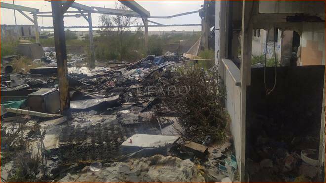 Fiumicino, ancora fiamme a “La Vecchia Scogliera”: bruciano sterpaglie e rifiuti