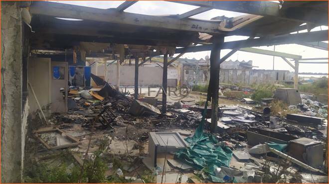 Fiumicino, ancora fiamme a “La Vecchia Scogliera”: bruciano sterpaglie e rifiuti
