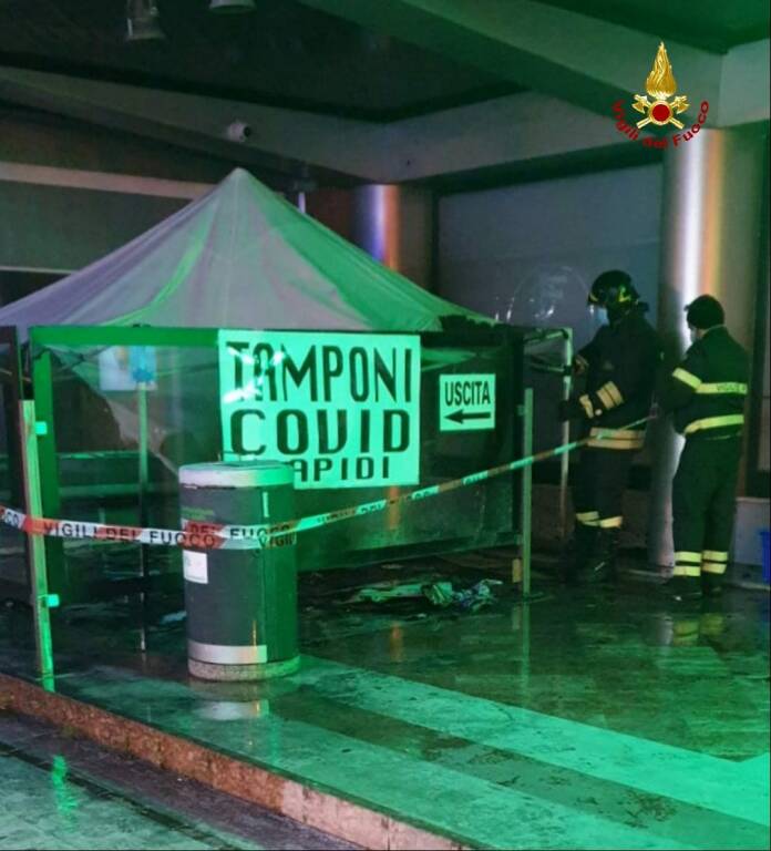 Incendio a Latina, bruciato il gazebo per test Covid di via Carturan